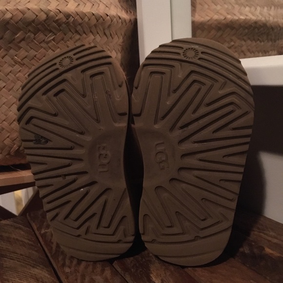 UGG size 6 toddler boots - Picture 4 of 4